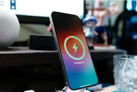 海城苹果15换屏服务分享用什么充电器给iPhone15充电更好 